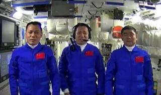 航天员在太空向国人敬礼