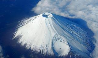 日本火山喷发烟柱高2400米